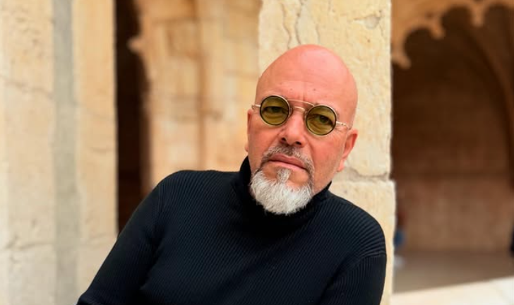 Actor cubano Carlos Acosta-Milian salió de Cuba hace muchos años y se desdobla con cada personaje en la escena miamense.