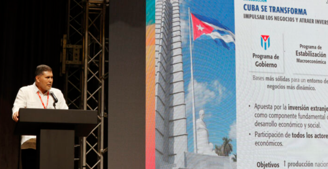 El gobierno busca atraer inversión internacional para intentar enfrentar la crisis pese a las restricciones de divisas y la falta de liquidez.