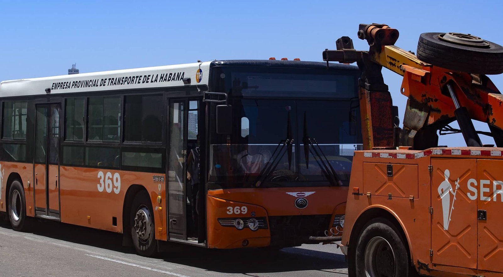 Caisa paralizada por crisis de apagones, más de un centenar de ómnibus varados en Guanajay agravando el colapso del transporte público.