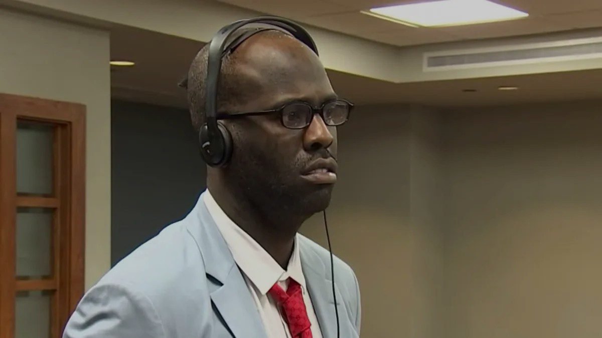 El reguetonero cubano Chocolate MC enfrenta una posible cadena perpetua tras ser hallado culpable por incitar a la violencia contra Damián Valdés Galloso.