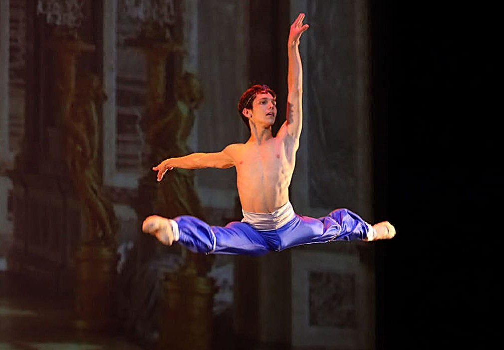 El bailarín cubano Joan Manuel Riera constituye uno de los rostros jóvenes del ballet en la isla.
