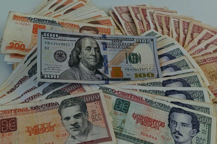 Las principales divisas (dólar y euro) extranjeras recuperan valor en Cuba en medio de una crisis socioeconómica agravada por el huracán Melissa.