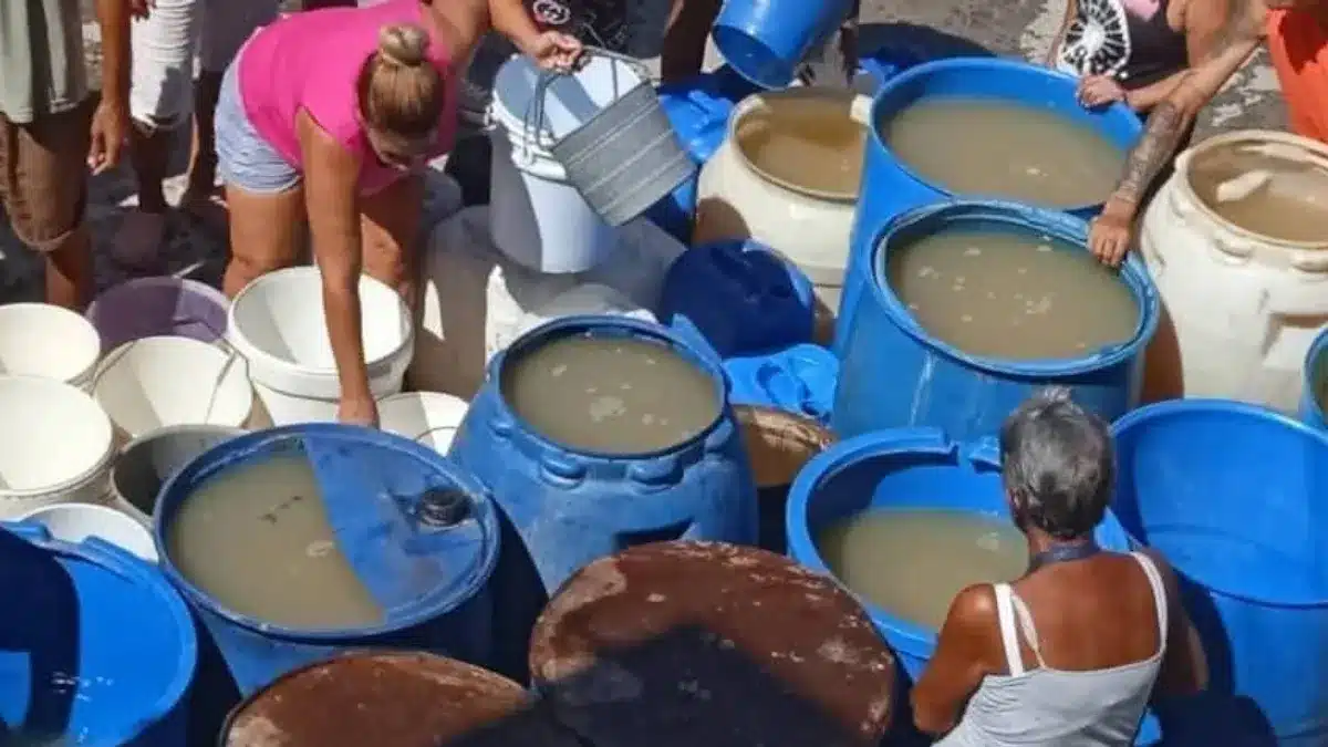 Tras el paso del huracán Melissa, miles de familias en el oriente cubano enfrentan insalubridad extrema por la contaminación del agua potable.