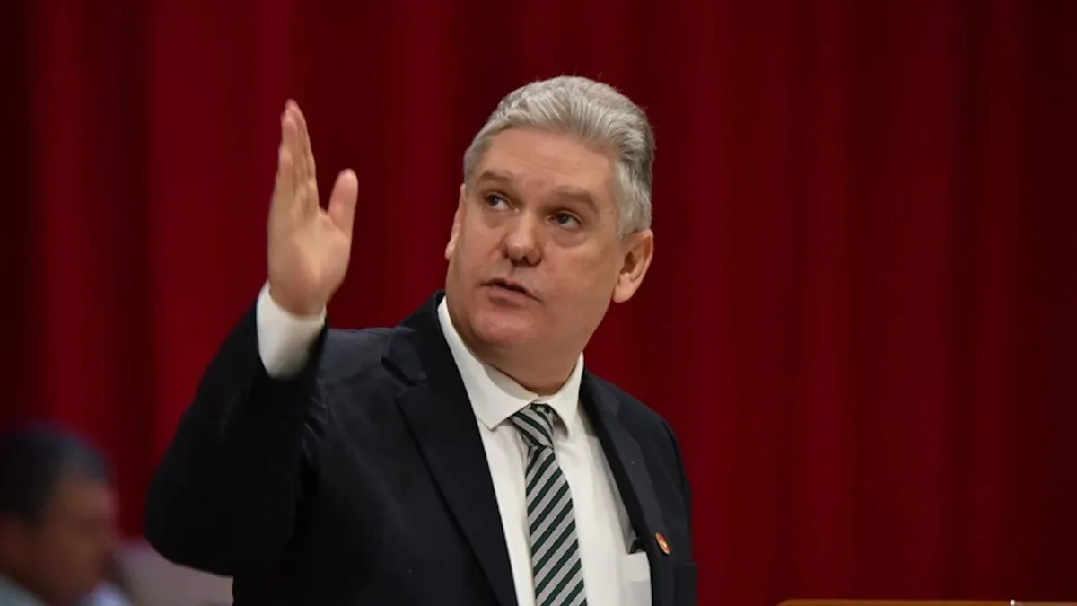 El exministro de economía Alejandro Gil enfrenta cargos económicos mientras su familia denuncia que es un “chivo expiatorio”.