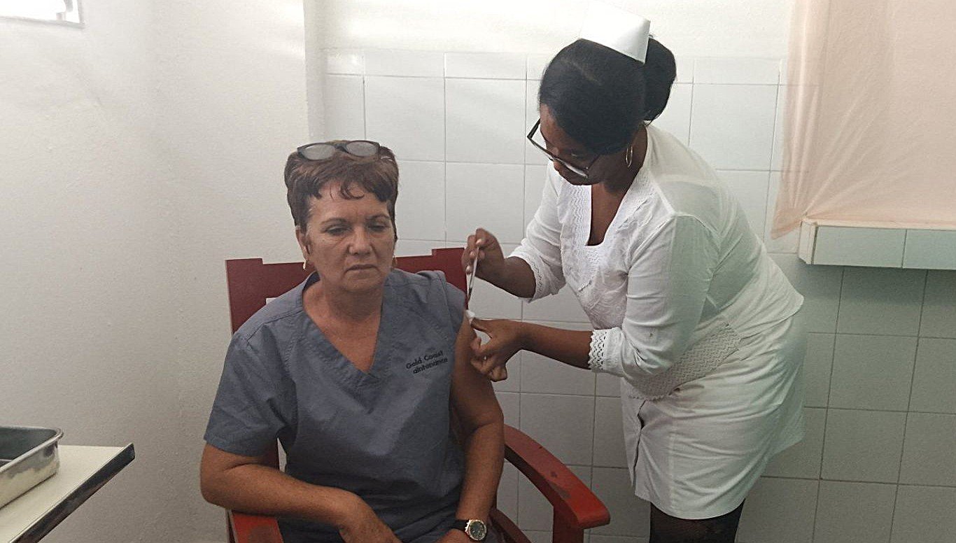 El fármaco del CIGB, promovido oficialmente como un posible “milagro en potencia”, vuelve a ensayo clínico mientras miles de pacientes enfrentan un sistema de salud desabastecido y sin respuestas.