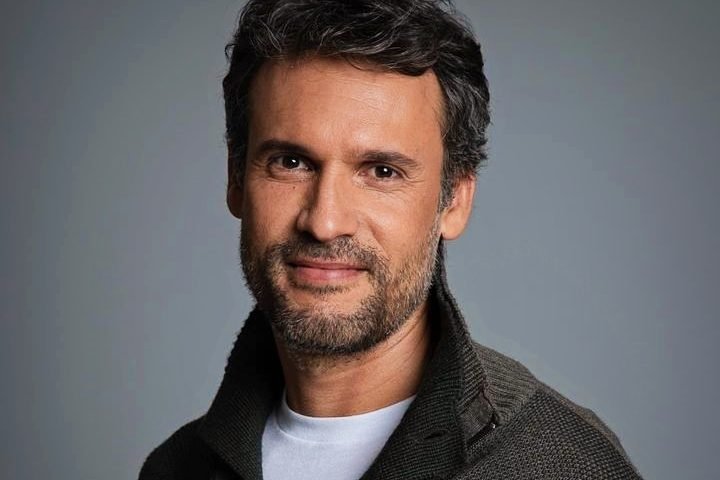 Baracoa reúne al actor Yadier Fernández y Giancarlo Giannini en una “road movie” que celebra Cuba desde la diversidad.