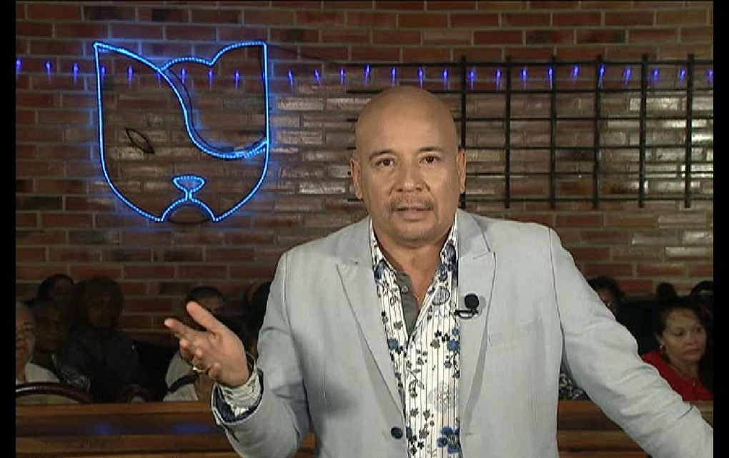 La reaparición de Julio Acanda en Los Ángeles revive la nostalgia y reafirma su lugar en la memoria televisiva cubana.